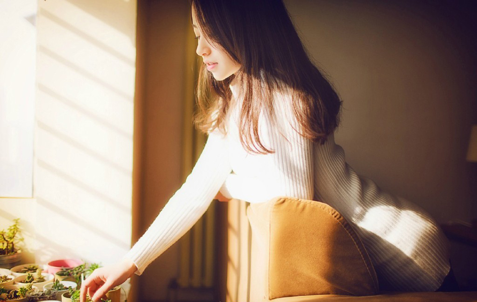 花一些时间，总会看清一些事。经历一些事情，总会看清一些人。不管爱情友情亲情，都是易碎品，一旦出现过裂缝，便很难恢复原貌；不论是谁对不起谁，那裂缝都如同两面刃，一面伤人一面伤己。一些事情，当我们年轻的时候，无法懂得，当我们懂得的时候，已不再年轻。